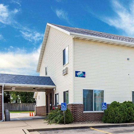 Rodeway Inn Cedar Rapids Bagian luar foto