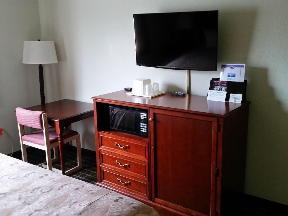 Rodeway Inn Cedar Rapids Bagian luar foto