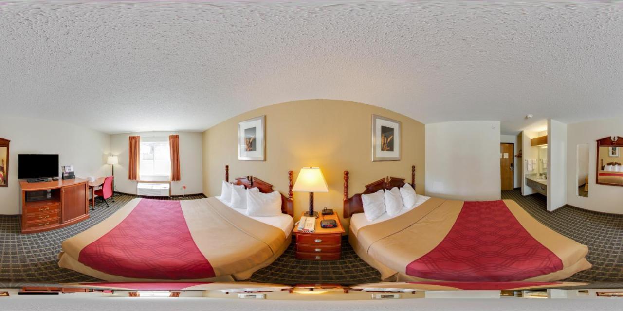 Rodeway Inn Cedar Rapids Bagian luar foto