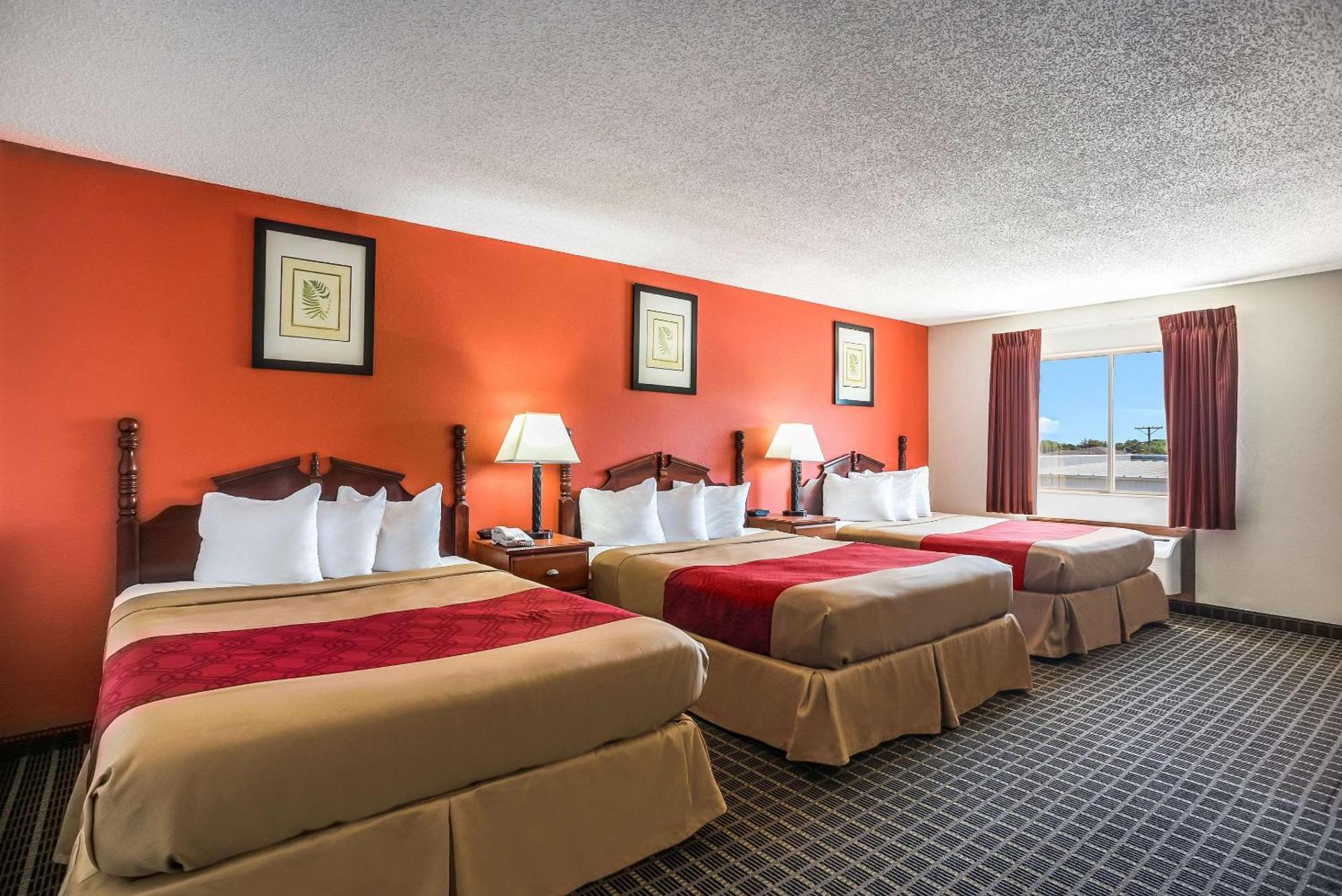 Rodeway Inn Cedar Rapids Bagian luar foto
