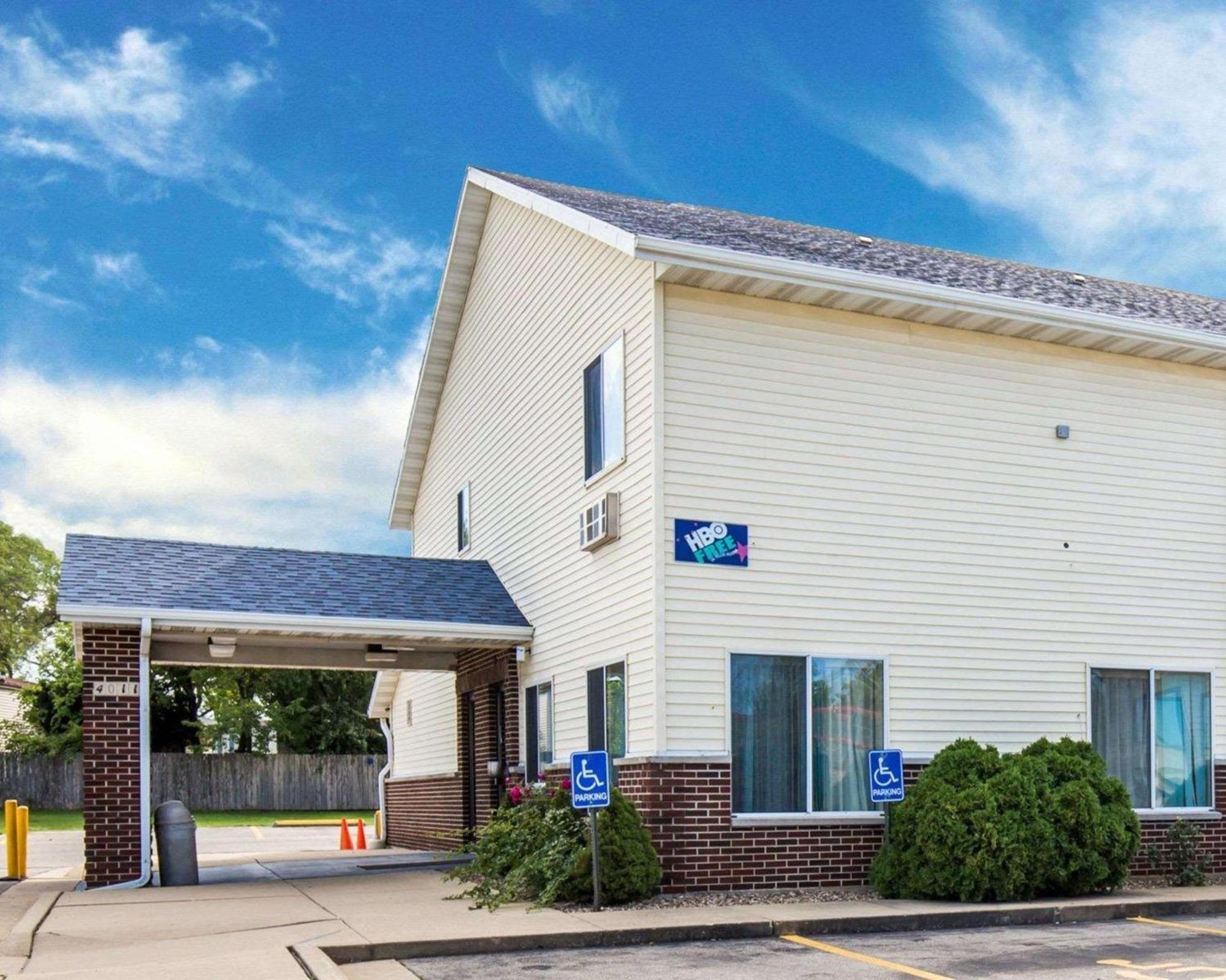 Rodeway Inn Cedar Rapids Bagian luar foto