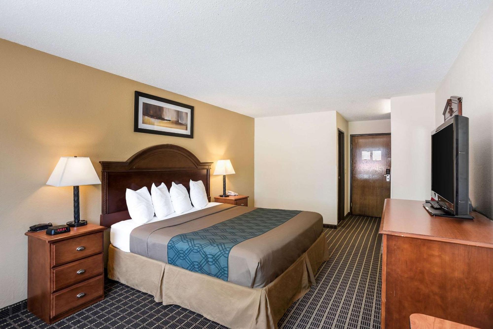 Rodeway Inn Cedar Rapids Bagian luar foto