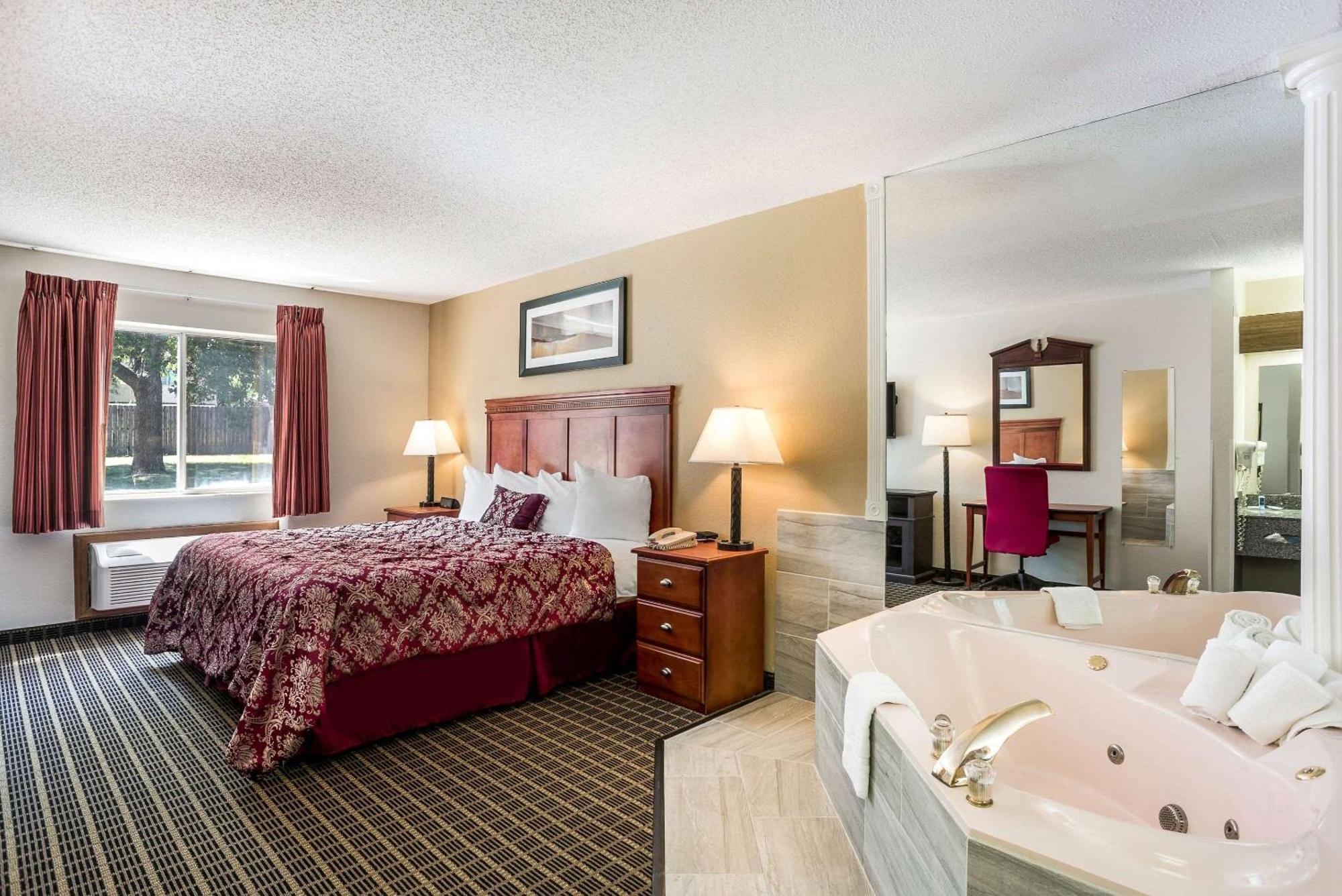 Rodeway Inn Cedar Rapids Bagian luar foto