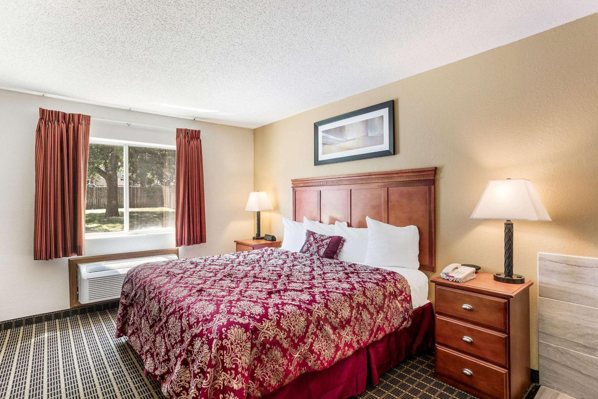 Rodeway Inn Cedar Rapids Bagian luar foto