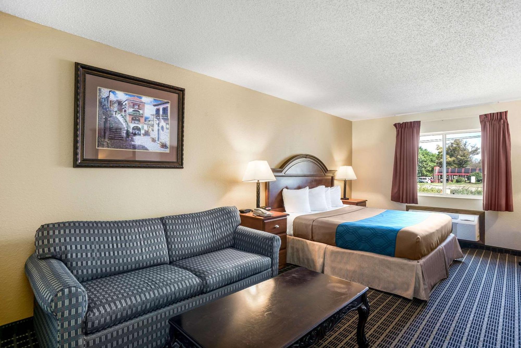 Rodeway Inn Cedar Rapids Bagian luar foto