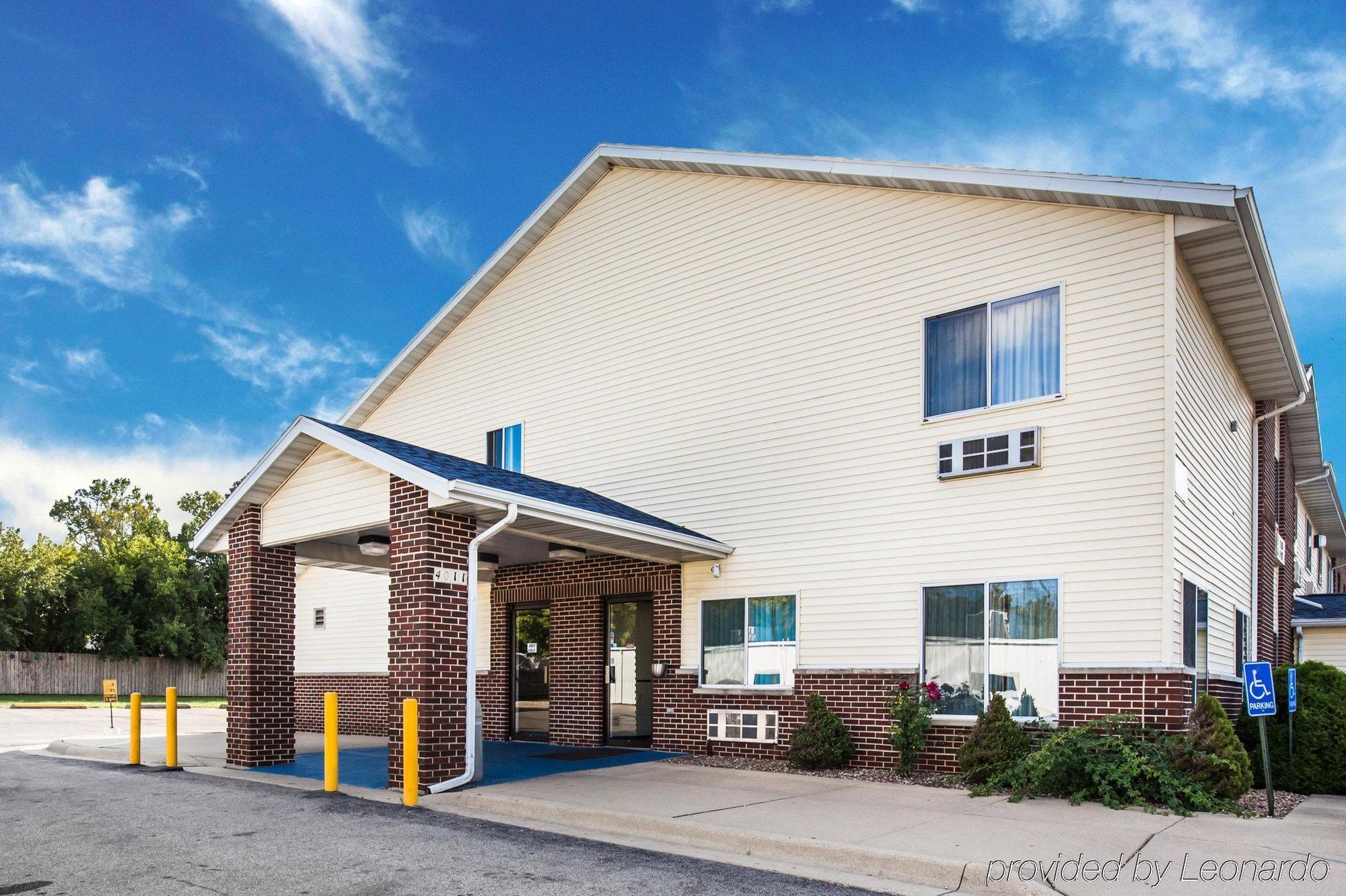 Rodeway Inn Cedar Rapids Bagian luar foto
