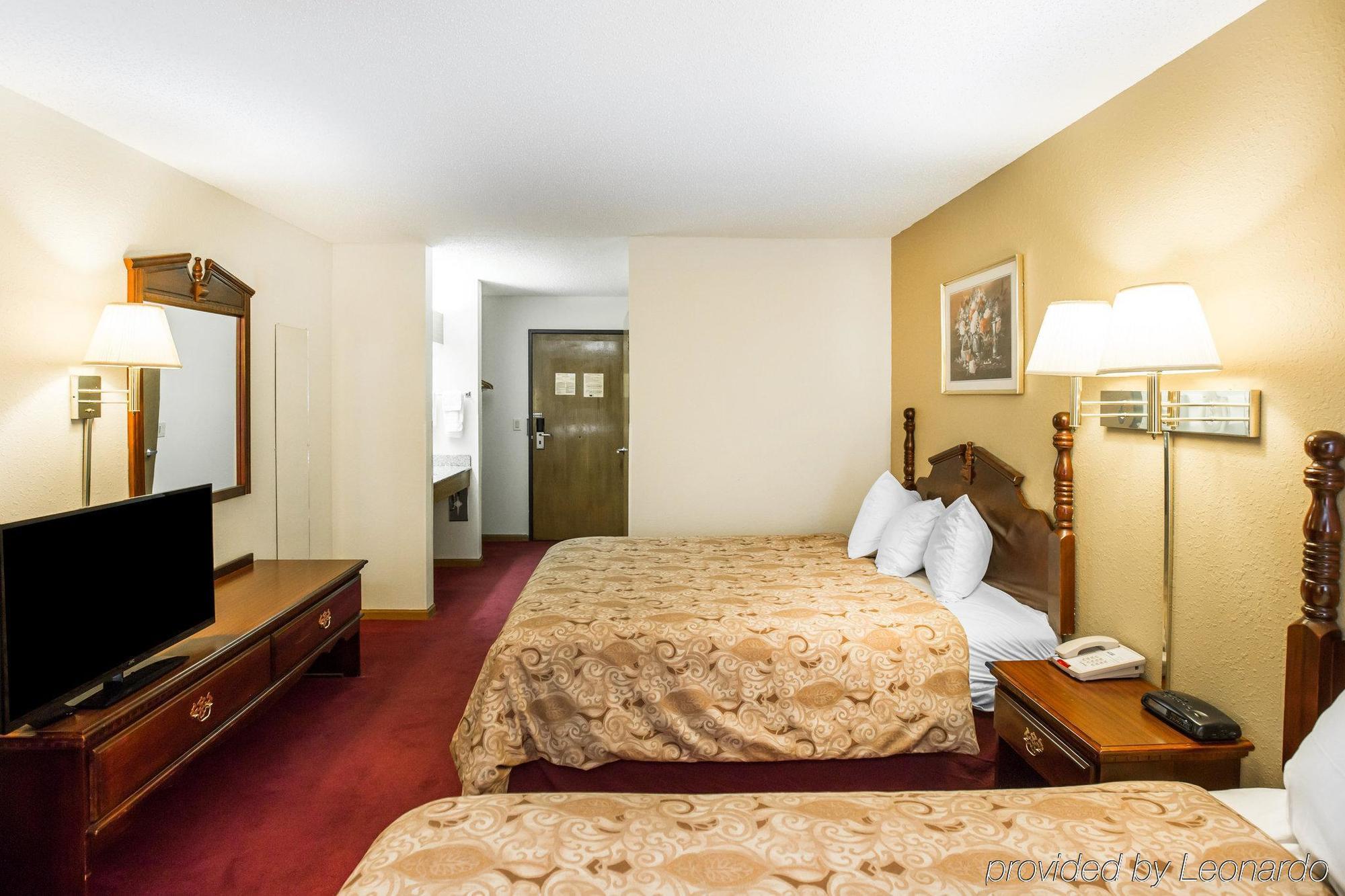 Rodeway Inn Cedar Rapids Bagian luar foto