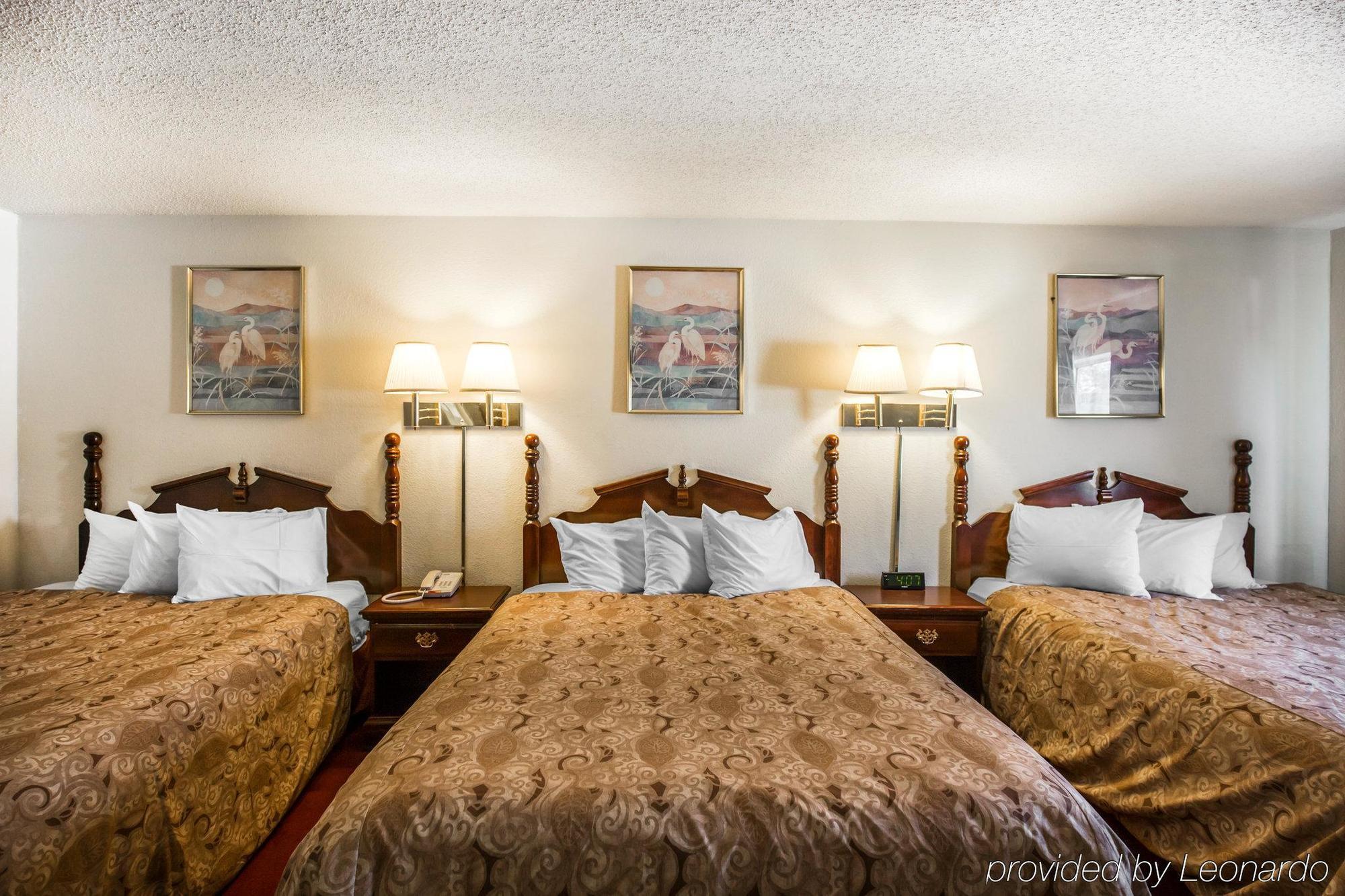 Rodeway Inn Cedar Rapids Bagian luar foto