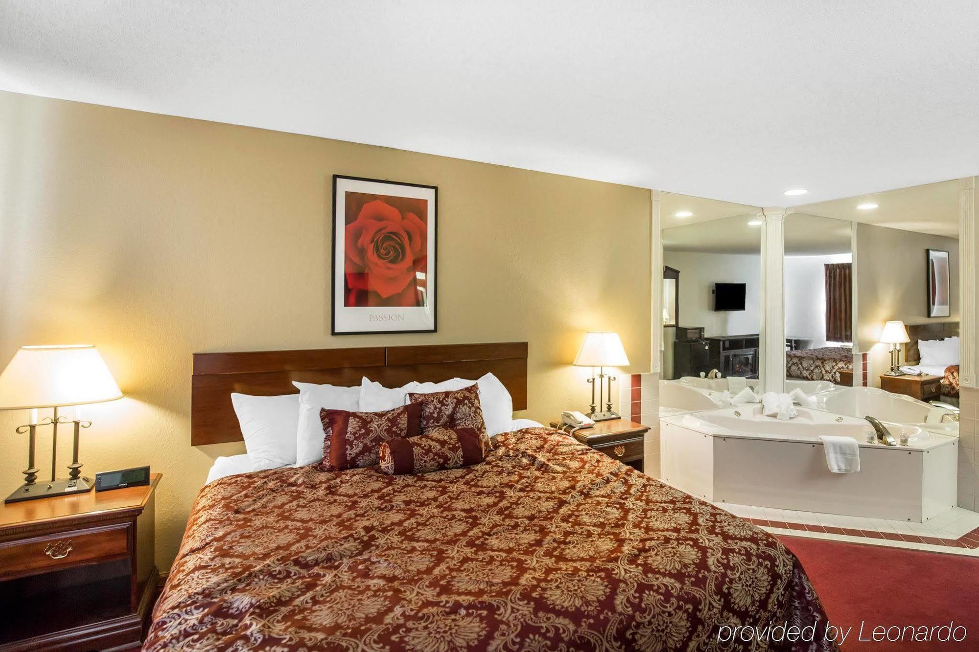 Rodeway Inn Cedar Rapids Bagian luar foto