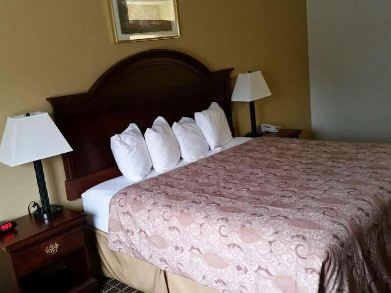 Rodeway Inn Cedar Rapids Bagian luar foto