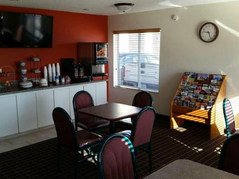 Rodeway Inn Cedar Rapids Bagian luar foto