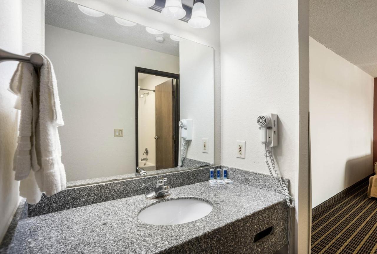 Rodeway Inn Cedar Rapids Bagian luar foto